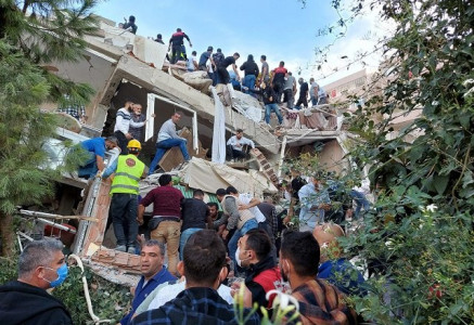 locals and officials search for survivors at a collapsed building in the coastal province of izmir turkey october 30 2020 photo reuters