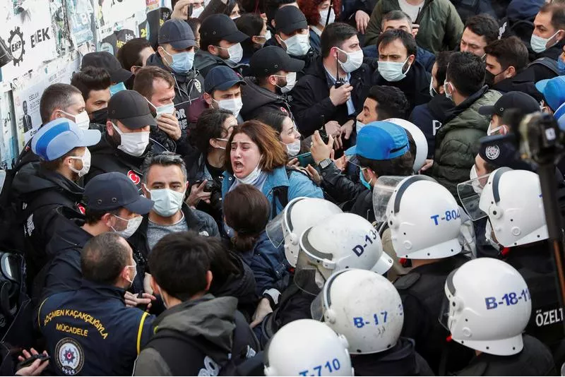 supporters of the hdp scuffle with police officers as they gather to support bogazici university students in istanbul turkey february 4 2021 photo reuters supporters of the hdp scuffle with police officers as they gather to support bogazici university students in istanbul turkey february 4 2021 photo reuters