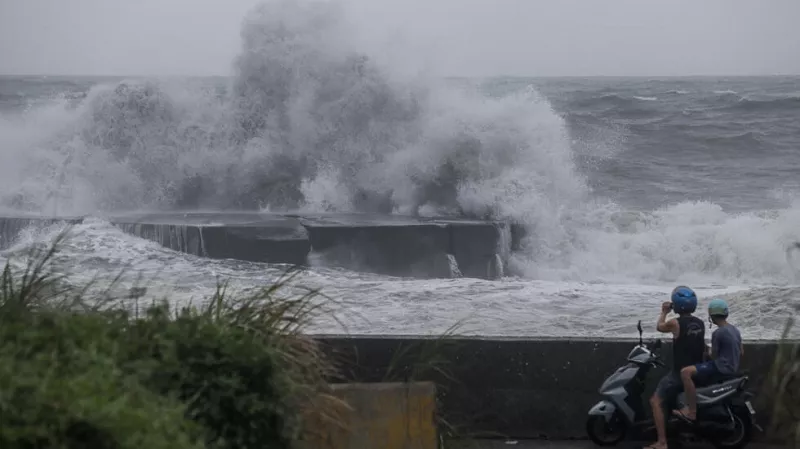 people watch huge waves in yilan as typhoon haikui arrives in eastern taiwan on september 3 2023 photo afp people watch huge waves in yilan as typhoon haikui arrives in eastern taiwan on september 3 2023 photo afp