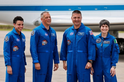 spacex capsule splashes down returning 4 astronauts from space station spacex capsule splashes down returning 4 astronauts from space station