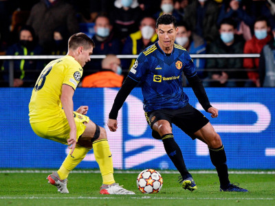 ronaldo fires manchester united into ucl last 16