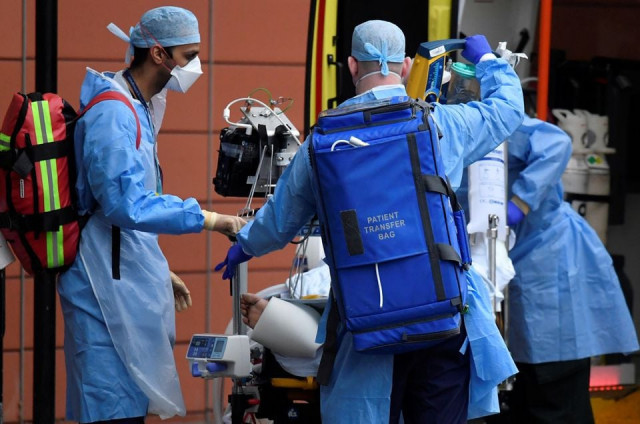 medical workers move a patient between ambulances outside of the royal london hospital amid the spread of the coronavirus disease covid 19 pandemic london britain january 27 2021 photo reuters medical workers move a patient between ambulances outside of the royal london hospital amid the spread of the coronavirus disease covid 19 pandemic london britain january 27 2021 photo reuters
