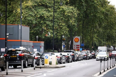 british army to start driving tankers as queues for fuel continue british army to start driving tankers as queues for fuel continue