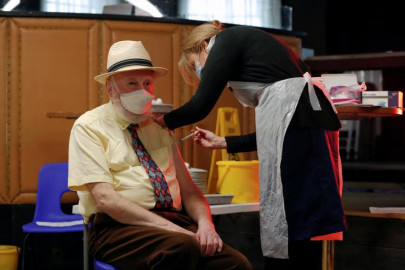covid 19 uk vaccinating 200 000 people a day covid 19 uk vaccinating 200 000 people a day