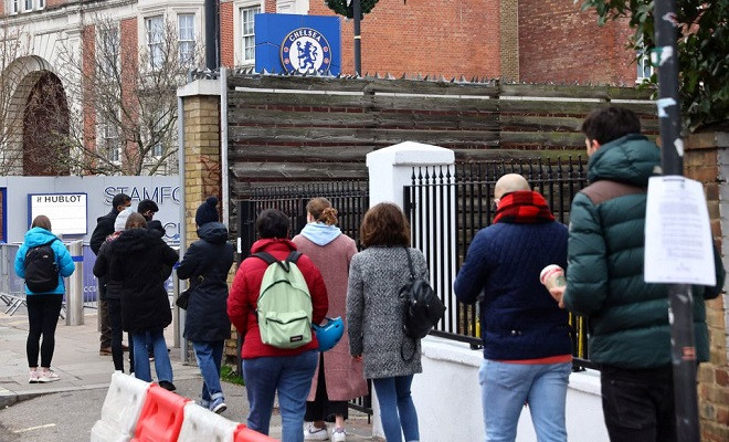 people queue for a booster dose outside a coronavirus disease covid 19 pop up vaccination centre at chelsea football ground stamford bridge in london britain december 18 2021 photo reuters