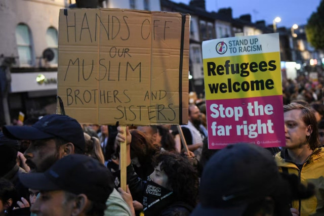 people gather against an an anti immigration protest in london britain on august 7 2024 photo reuters people gather against an an anti immigration protest in london britain on august 7 2024 photo reuters