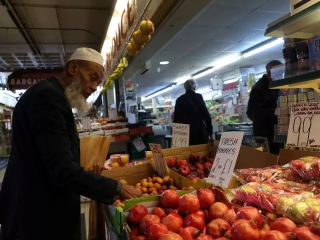 food items are displayed for sale at a market stall in sunderland britain september 28 2022 reuters lee smith file photo food items are displayed for sale at a market stall in sunderland britain september 28 2022 reuters lee smith file photo