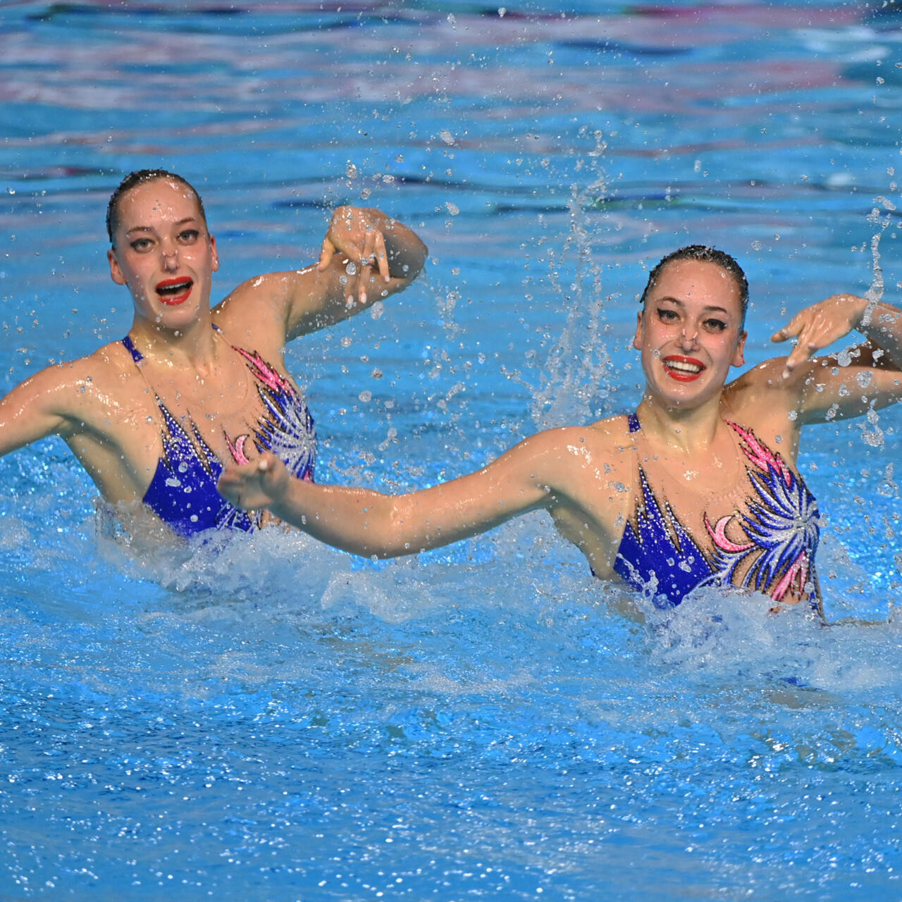 Ukrainian swimming sisters cling to Olympic hopes