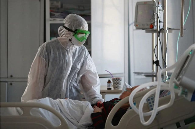 a medical specialist tends to a patient suffering from the coronavirus disease covid 19 in the intensive care unit icu of the clinical emergency hospital number 7 in volgograd russia january 26 2022 photo reuters a medical specialist tends to a patient suffering from the coronavirus disease covid 19 in the intensive care unit icu of the clinical emergency hospital number 7 in volgograd russia january 26 2022 photo reuters