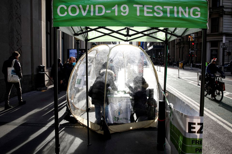people take coronavirus disease covid 19 tests at a pop up sidewalk testing site in new york us december 1 2021 photo reuters