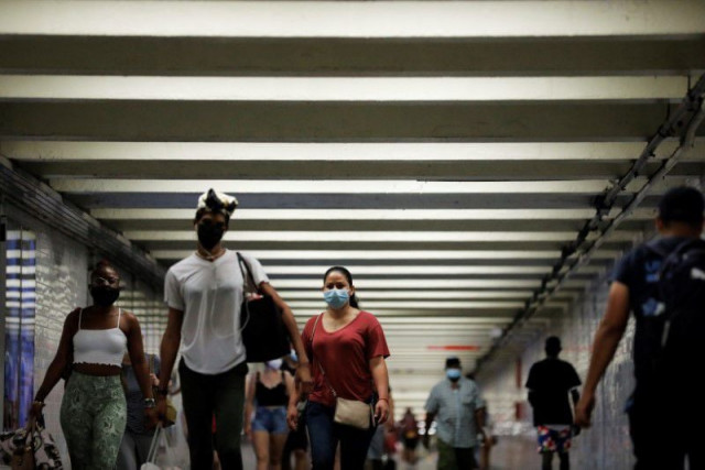 people wear masks as they pass through a pedestrian subway as cases of the infectious coronavirus delta variant continue to rise in new york city new york us july 26 2021 photo reuters people wear masks as they pass through a pedestrian subway as cases of the infectious coronavirus delta variant continue to rise in new york city new york us july 26 2021 photo reuters