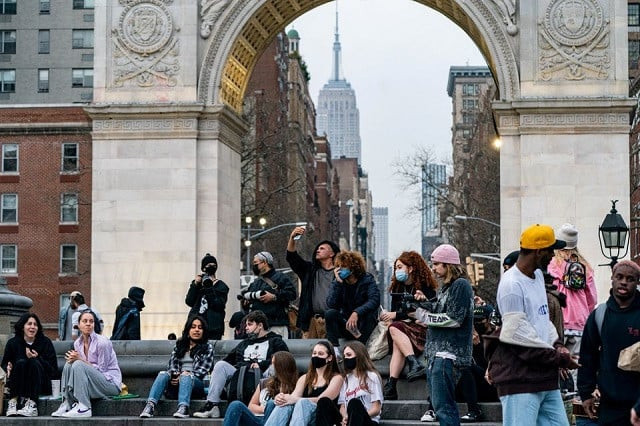people wearing protective masks are seen in washington square park during the outbreak of the coronavirus disease covid 19 in the manhattan borough of new york city new york u s march 25 2021 photo reuters