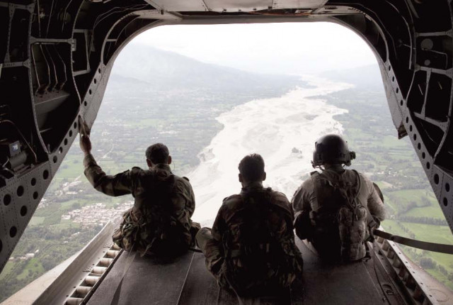 us pilots fly pakistan flood aid to win hearts and minds us pilots fly pakistan flood aid to win hearts and minds