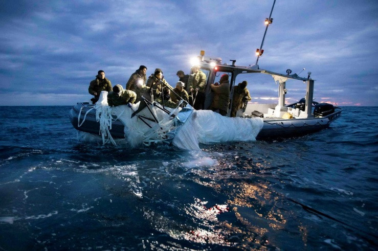 sailors assigned to explosive ordnance disposal group 2 recover a suspected chinese high altitude surveillance balloon that was downed by the united states over the weekend over u s territorial waters off the coast of myrtle beach south carolina u s february 5 2023 u s fleet forces u s navy photo handout file photo