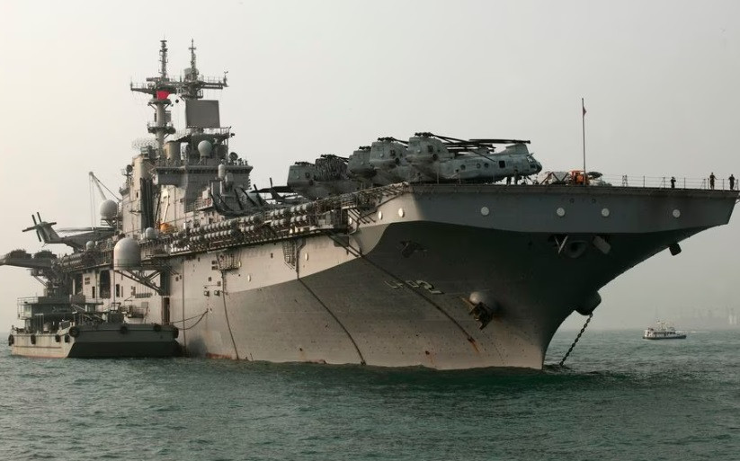 the uss essex a u s navy amphibious assault ship arrives in hong kong harbour for a scheduled port visit november 16 2010 reuters tyrone siu file photo