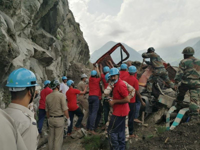 10 dead dozens trapped after landslide in india s himalayas officials