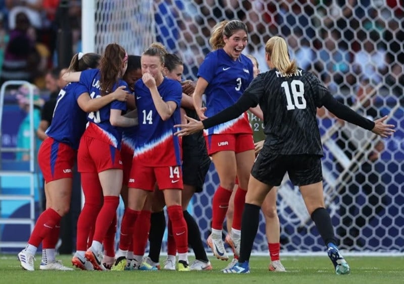 united states players celebrate winning gold after the match parc des princes paris france august 10 2024 photo reuters