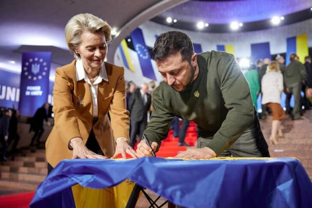 ukraine s president volodymyr zelenskiy and european commission president ursula von der leyen sign a ukrainian national flag in kyiv ukraine february 2 2023 photo reuters ukraine s president volodymyr zelenskiy and european commission president ursula von der leyen sign a ukrainian national flag in kyiv ukraine february 2 2023 photo reuters