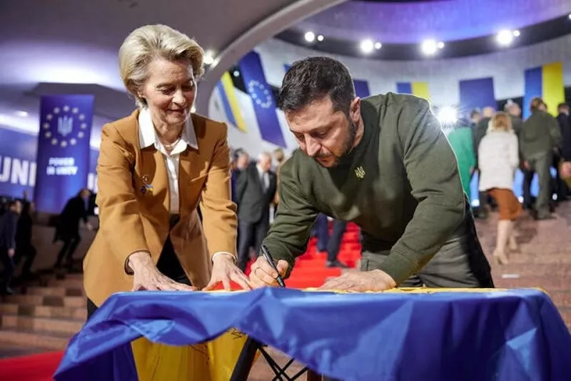 ukraine s president volodymyr zelenskiy and european commission president ursula von der leyen sign a ukrainian national flag in kyiv ukraine february 2 2023 photo reuters ukraine s president volodymyr zelenskiy and european commission president ursula von der leyen sign a ukrainian national flag in kyiv ukraine february 2 2023 photo reuters
