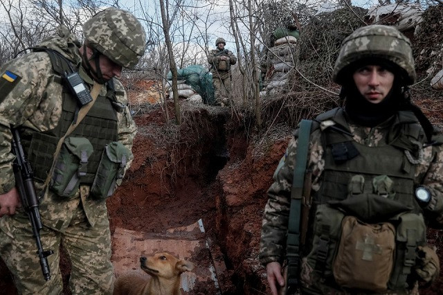 ukrainian service members are seen on the front line near the city of novoluhanske in the donetsk region ukraine february 20 2022 photo reuters