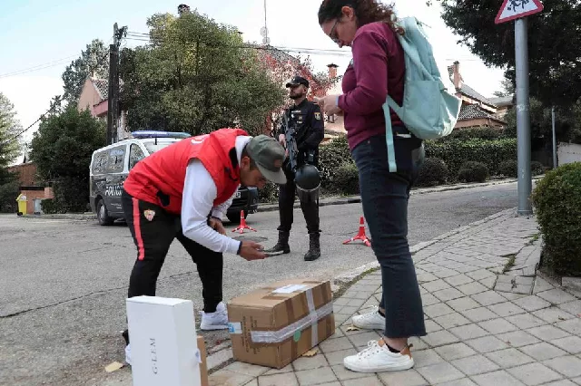 a courier attempts to deliver packages as police cordon off the perimeter outside the ukrainian embassy in madrid after a bloody package arrived at the embassy in the wake of several letter bombs arriving at targets connected to spanish support of ukraine amidst russia s invasion of ukraine in madrid spain december 2 2022 photo reuters a courier attempts to deliver packages as police cordon off the perimeter outside the ukrainian embassy in madrid after a bloody package arrived at the embassy in the wake of several letter bombs arriving at targets connected to spanish support of ukraine amidst russia s invasion of ukraine in madrid spain december 2 2022 photo reuters
