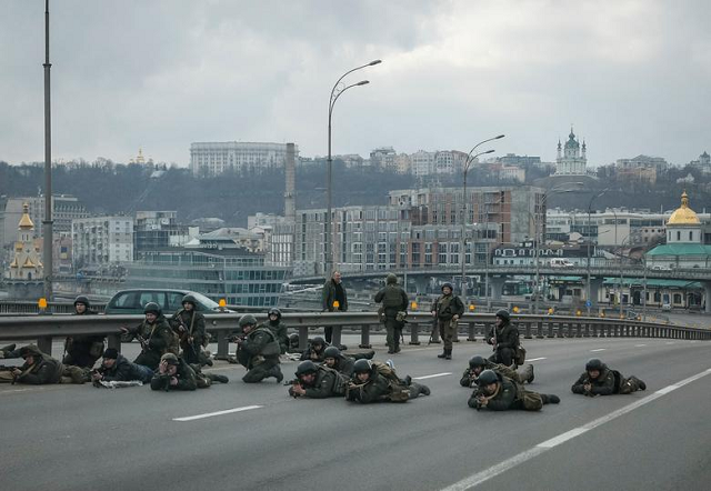servicemen of the ukrainian national guard take positions in central kyiv february 25 2022 photo reuters servicemen of the ukrainian national guard take positions in central kyiv february 25 2022 photo reuters