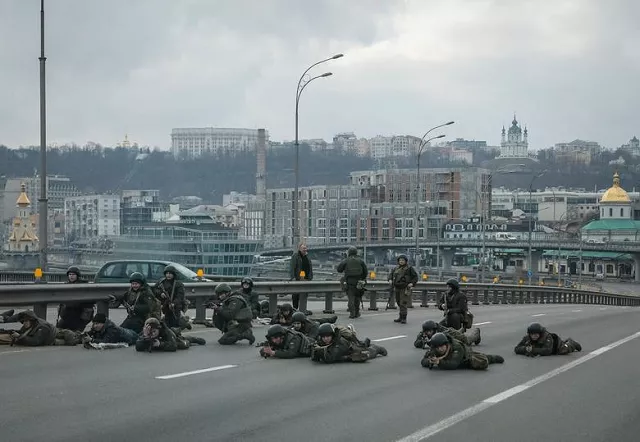 servicemen of the ukrainian national guard take positions in central kyiv february 25 2022 photo reuters servicemen of the ukrainian national guard take positions in central kyiv february 25 2022 photo reuters
