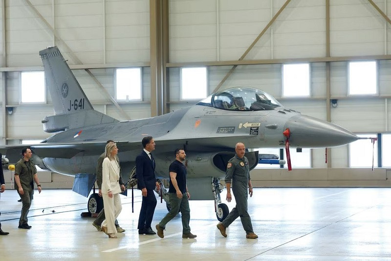 ukrainian president volodymyr zelenskiy and dutch prime minister mark rutte walk near an f 16 in eindhoven netherlands august 20 2023 photo reuters