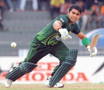 umar injures finger during training