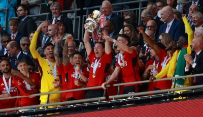 manchester united players are celebrating their fa cup victory photo afp