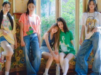 newjeans introduces themselves individually avoids group name amid contract dispute