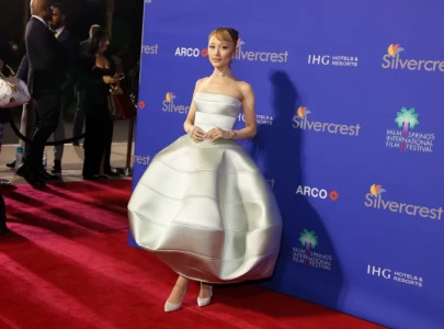 ariana grande jokes about botox and aging while accepting rising star award for wicked