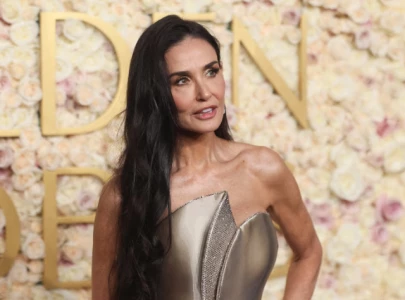 demi moore receives the loudest applause from her family watching the golden globe awards at home demi moore receives the loudest applause from her family watching the golden globe awards at home