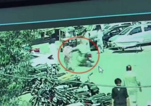 watch robber targets woman outside hospital in karachi