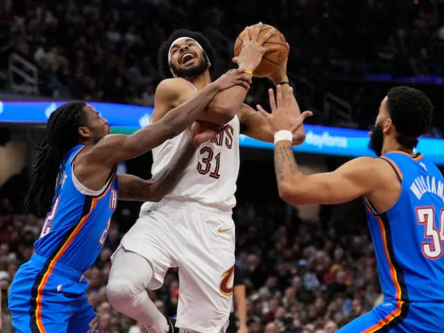 cavs mvp of the match jarrett allen getting fouled by oklahoma players