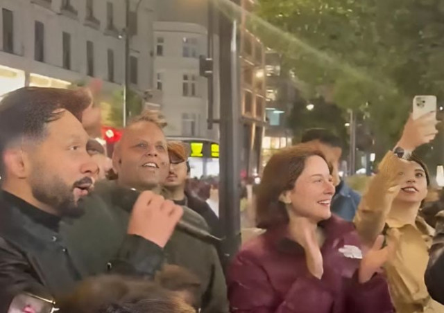 watch hania amir joins street performance on oxford street