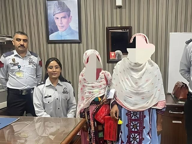 fia arrests women at karachi airport for begging under umrah pretense