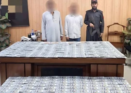 illegal currency exchange ring busted in karachi s clifton 40 000 seized