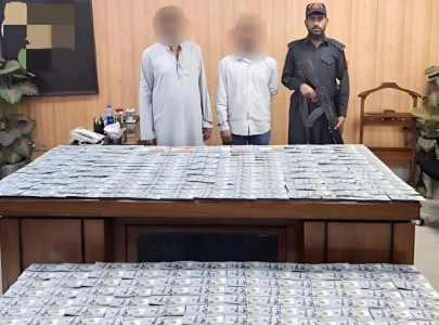 illegal currency exchange ring busted in karachi s clifton 40 000 seized