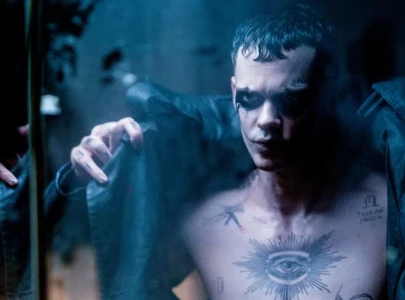 bill skarsg rd s challenging transformation for the crow revealed