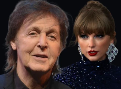 watch paul mccartney exchange friendship bracelets with swifties at taylor swift s eras tour london