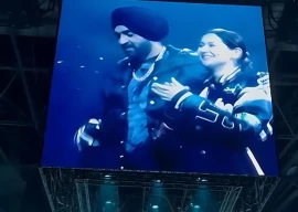 watch superstar hania aamir joins diljit dosanjh on stage at london concert