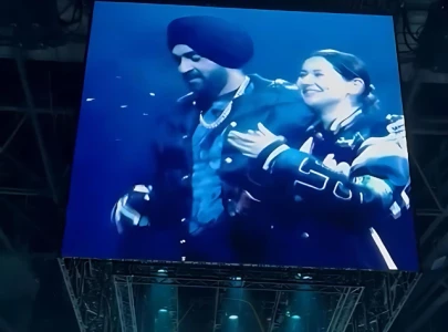 watch superstar hania aamir joins diljit dosanjh on stage at london concert