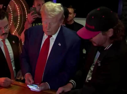 trump buys burgers with bitcoin at nyc bar courts crypto supporters