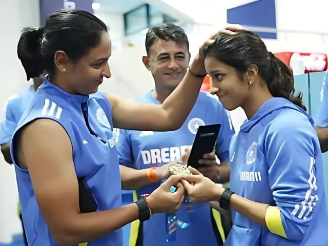 fans slam indian women s team medal ceremony after crushing defeat