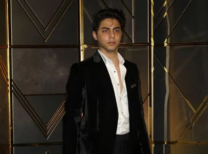 shah rukh khan announces aryan khan s directorial debut with netflix series