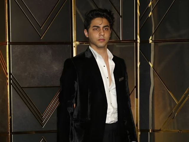 shah rukh khan announces aryan khan s directorial debut with netflix series