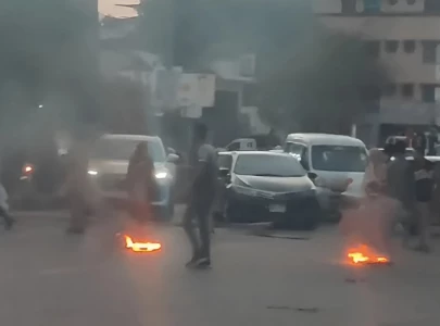 residents block karachi s jehangir road in protest over water power shortages