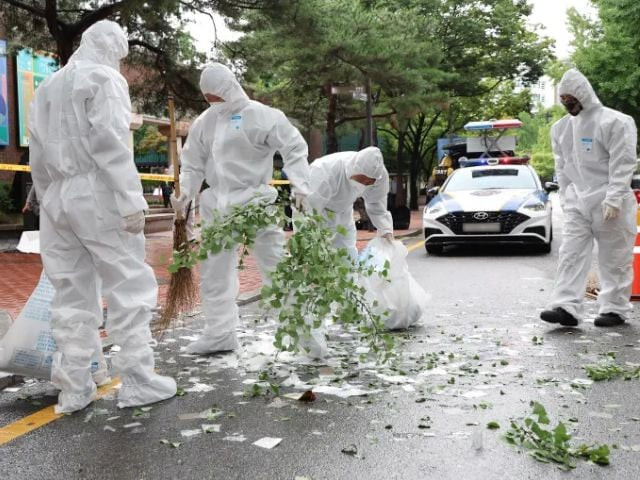 north korean trash balloon hits seoul s presidential compound