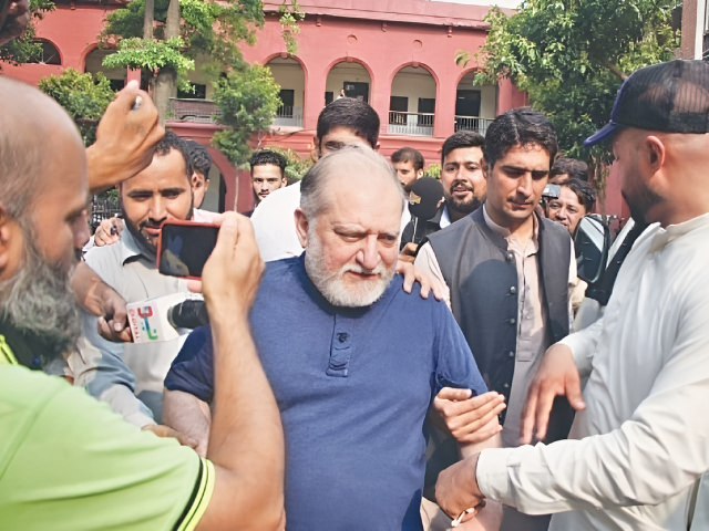 orya maqbool